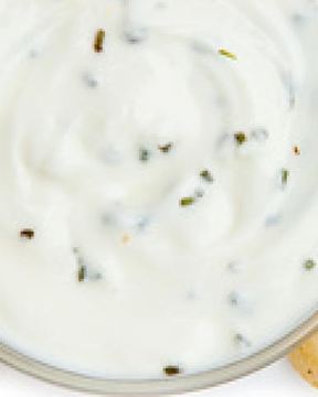 Белый соус с травами и чипсы