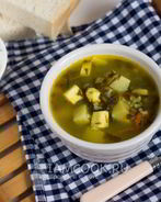 Зеленый борщ со щавелем и адыгейским сыром