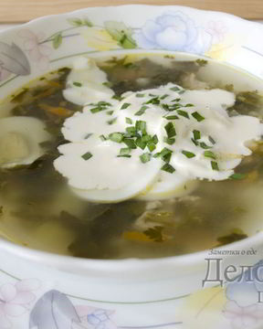 Зеленый борщ со щавелем и крапивой