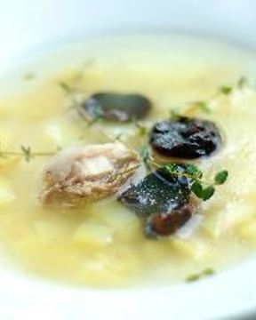 Куриный суп с рисом, пореем и черносливом