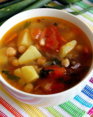 Мясной суп с нутом и помидорами