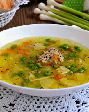 Куриный суп со свежими овощами, вермишелью и зеленым горошком