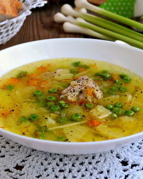 Куриный суп со свежими овощами, вермишелью и зеленым горошком