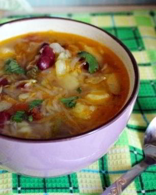 Щи из квашеной капусты с фасолью