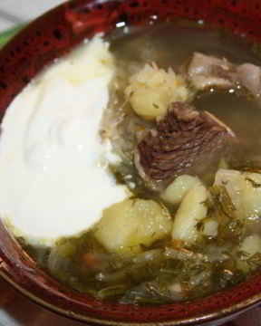 Щи с квашеной капустой на говяжьих ребрышках в чугунке