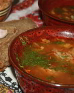 Щи со свежей капустой, индейкой и острыми колбасками