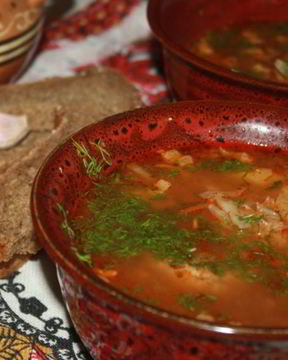 Щи со свежей капустой, индейкой и острыми колбасками