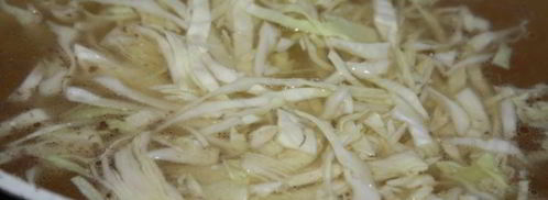 щи со свежей капустой, индейкой и острыми колбасками. Шаг 4