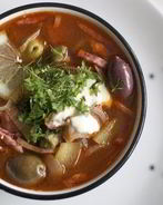 Мясная солянка с каперсами и солеными огурцами