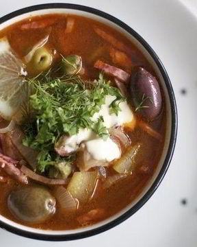 Мясная солянка с каперсами и солеными огурцами