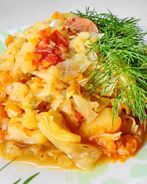 Солянка из капусты с сосисками и помидор в мультиварке