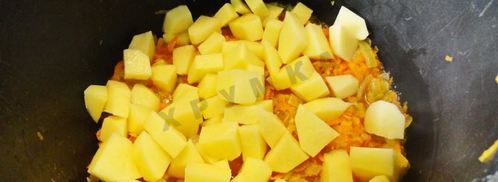 солянка из капусты с сосисками и помидор в мультиварке. Шаг 4