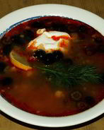 Солянка с копчеными ребрышками