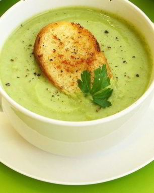 Суп-пюре из брокколи с гренками