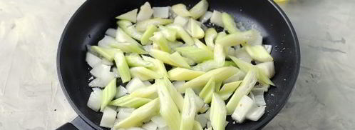 суп-пюре из кабачков с грибами и сельдереем. Шаг 3