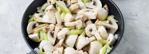 суп-пюре из кабачков с грибами и сельдереем. Шаг 4