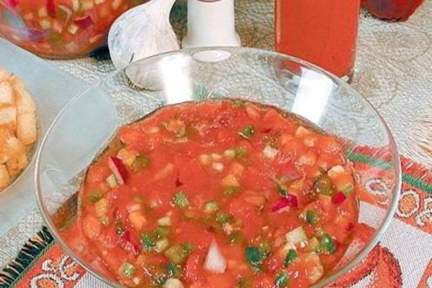 Рецепт томатно-огуречный суп с чесночными гренками