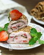 Блинчики с творогом и клубникой