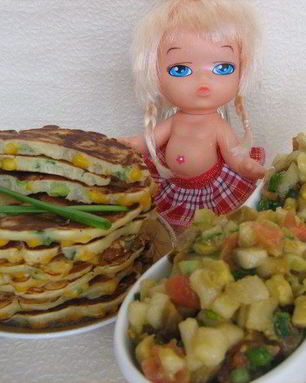 Кукурузные блинчики с сальсой из груши и авокадо