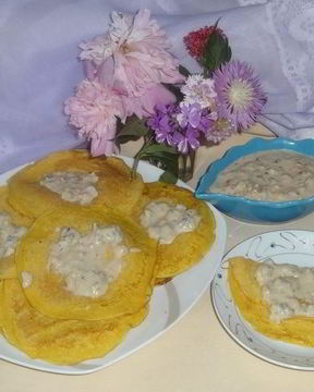 Манно-тыквенные блинчики с ореховым соусом