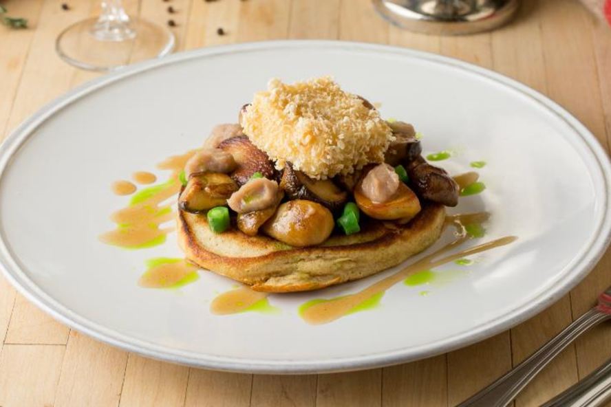 Рецепт панкейк с грибами, хересным муссом, жареным тофу и маслом из трав