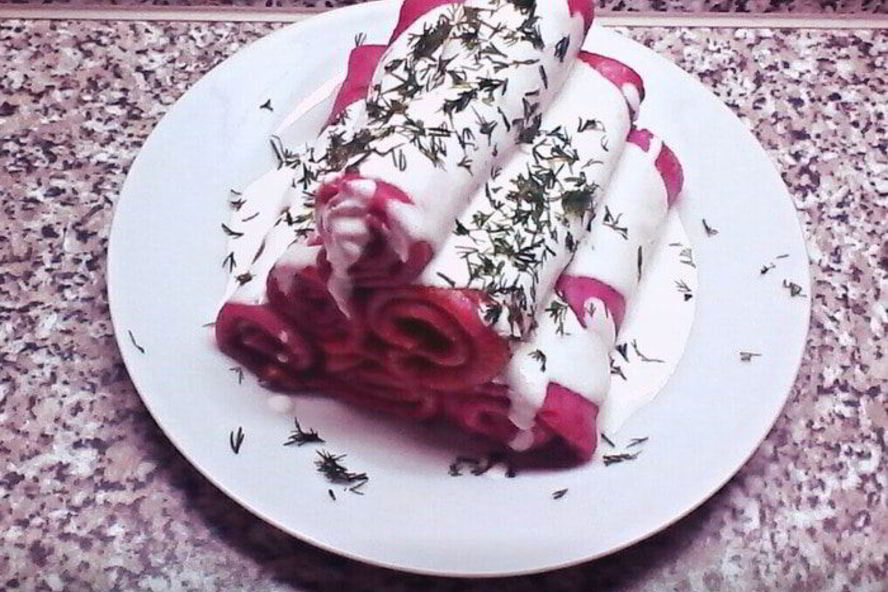 Рецепт свекольные блинчики с пикантным соусом