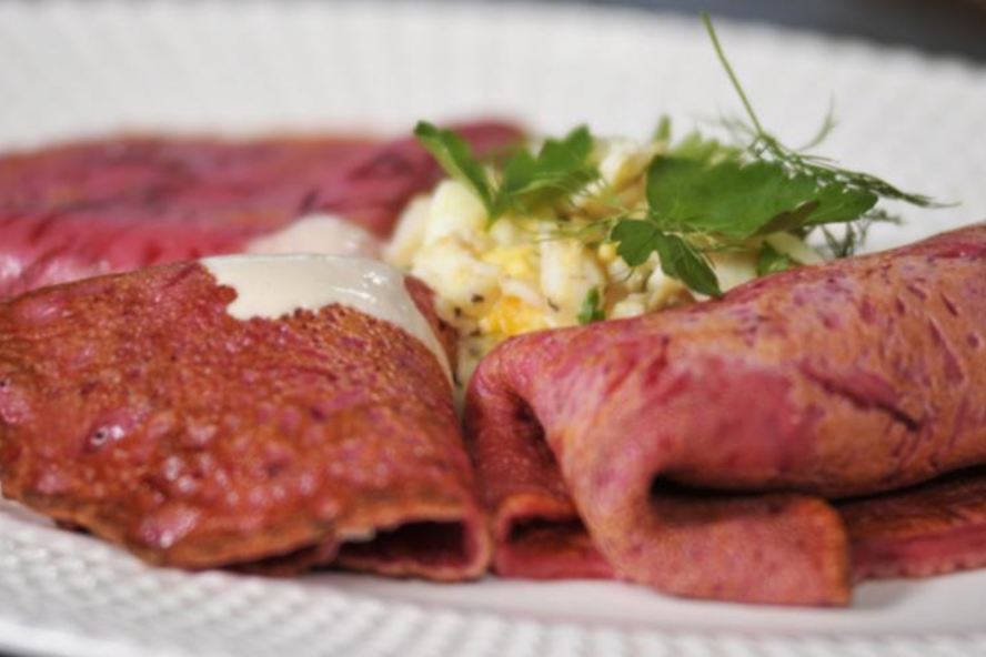 Рецепт свекольные блины с копченым судаком