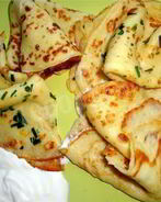 Тонкие блинчики с соленым творогом