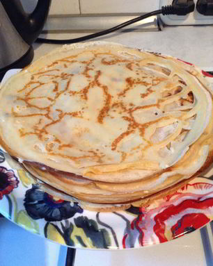 Тонкие блины со сливочным маслом