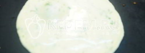 яичные блинчики с колбаской. Шаг 5