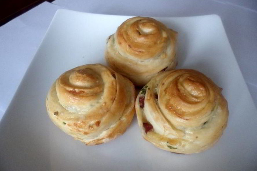 Рецепт булочки аппетитные с сыром и ветчиной