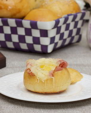 Булочки с беконом и яйцом