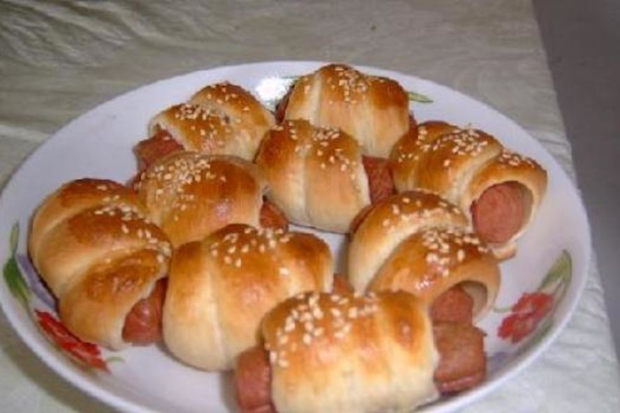 Рецепт булочки с колбасой