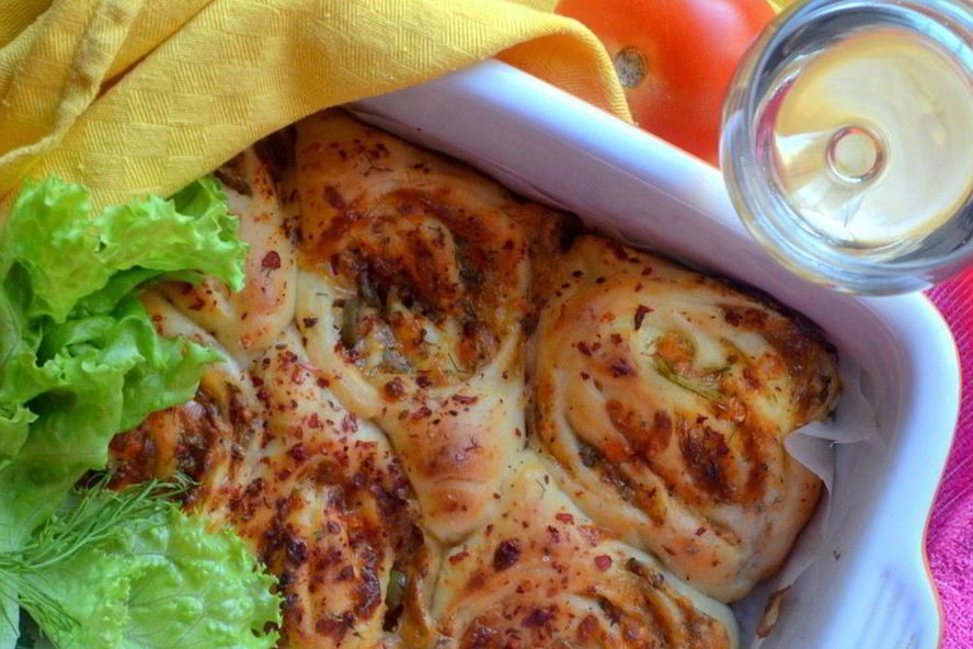 Рецепт булочки с оливками, сыром и помидорами