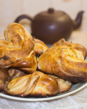 Булочки с сахаром из дрожжевого теста с корицей