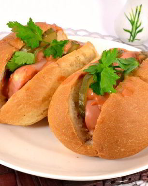 Булочки с сардельками и сыром в микроволновке