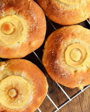 Булочки с яблоками, грушей и пряностями