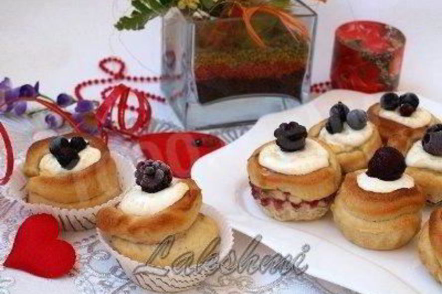 Рецепт булочки с ягодами и творожной начинкой