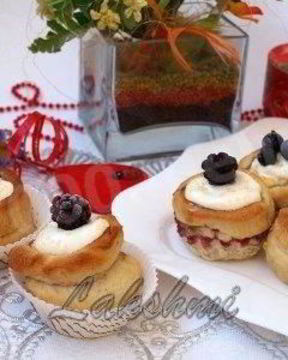 Булочки с ягодами и творожной начинкой