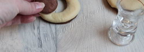 булочки шоколадно-ванильные в виде пончиков. Шаг 7