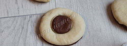 булочки шоколадно-ванильные в виде пончиков. Шаг 8