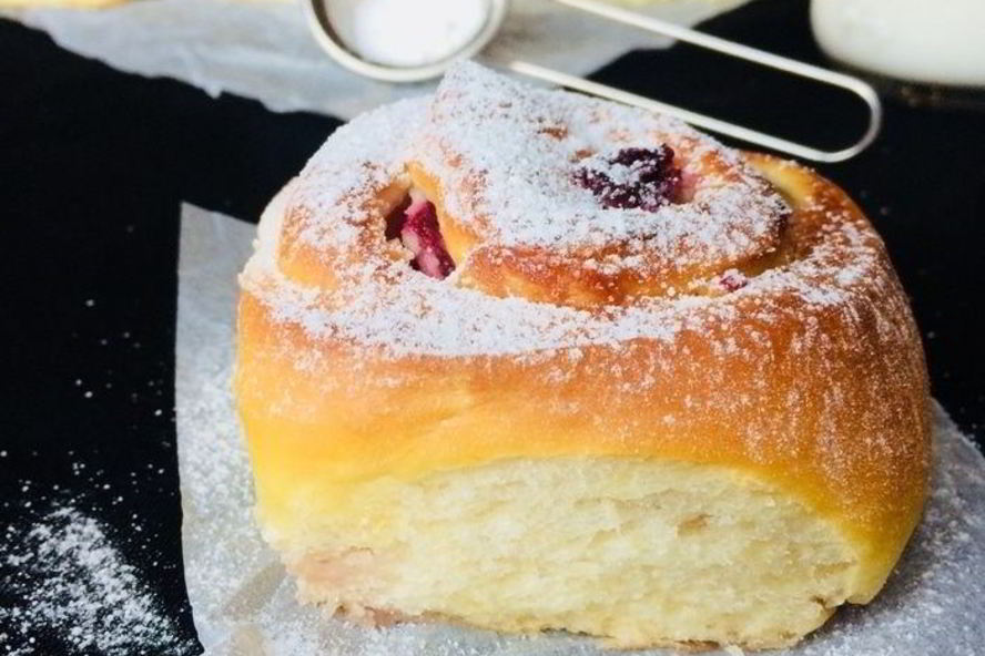 Рецепт булочки со сливочным сыром и вишней