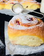 Булочки со сливочным сыром и вишней