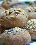 Хлебные булочки с маком, кунжутом и семечками