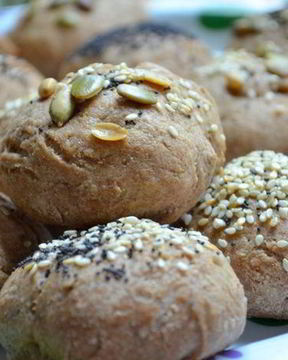 Хлебные булочки с маком, кунжутом и семечками
