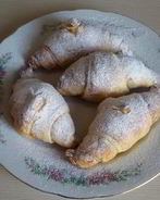 Круассаны с финиками и медом