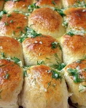 Пампушки с чесночным соусом