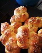 Плетеные булочки с кунжутом