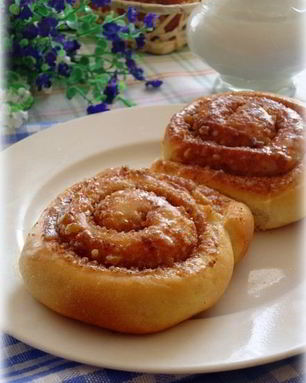 Плюшки с корицей, орехами и белым шоколадом