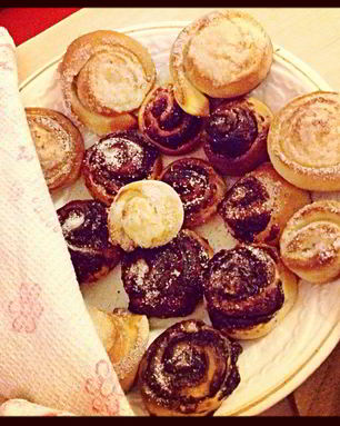 Сладкие сдобные булочки с шоколадной пастой